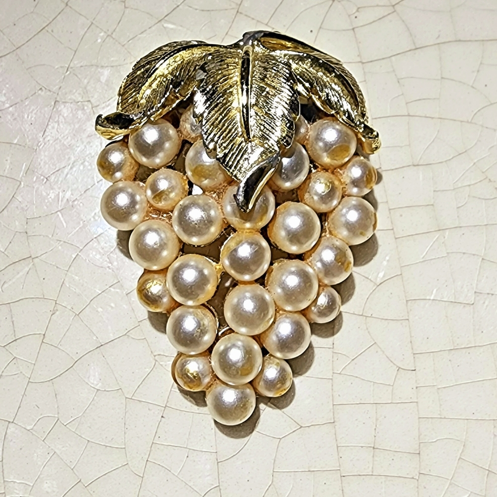 1960s pearl grapes gold brooch, missing stem, grandmillenial, cottage core